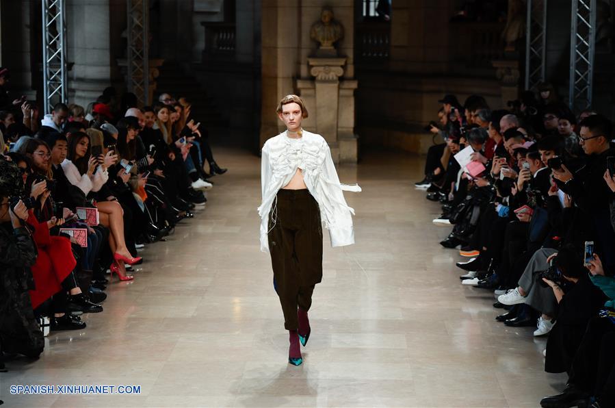 Una modelos presenta una creación de id, una marca de diseñador de Hong Kong, durante la semana de la moda Lista-Para-Usarse Otoño/Invierno 2017 en París, Francia, el 28 de febrero de 2017. (Xinhua/Chen Yichen)