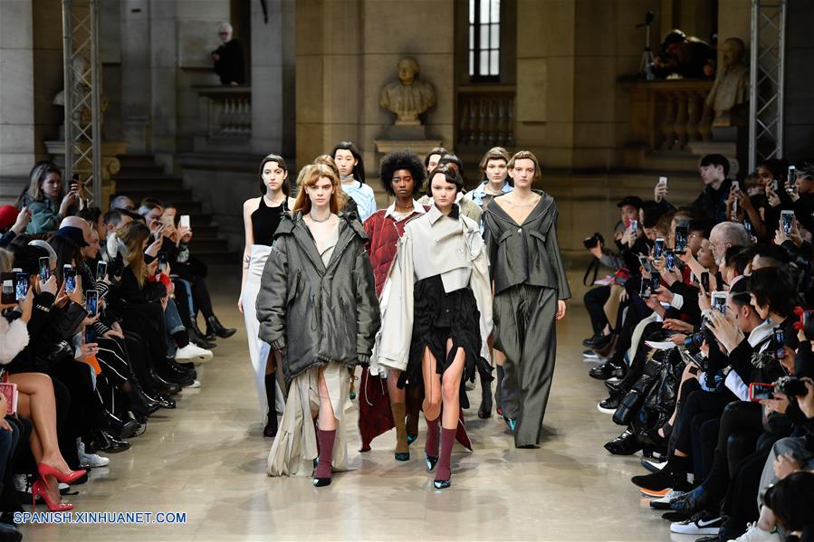 Modelos presentan creaciones de id, una marca de diseñador de Hong Kong, durante la semana de la moda Lista-Para-Usarse Otoño/Invierno 2017 en París, Francia, el 28 de febrero de 2017. (Xinhua/Chen Yichen)