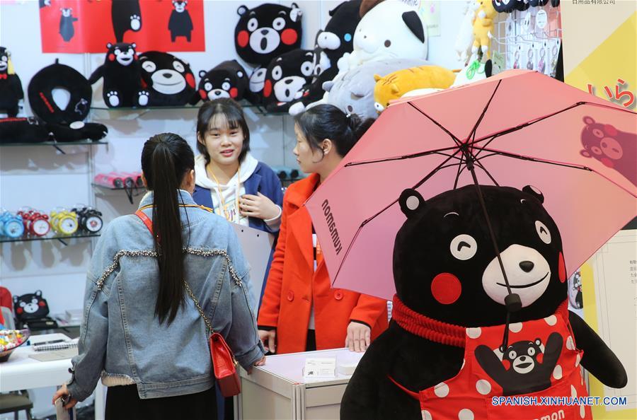 Personas visitan un expositor de juguetes durante la 27 Feria del Este de China en Shanghai, en el este de China, el 2 de marzo de 2017. La Feria durará del 1 al 5 de marzo. (Xinhua/Pei Xin)