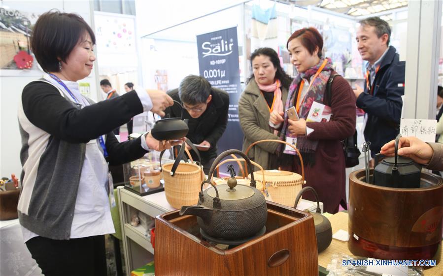 Personas visitan un expositor de jarras de hierro durante la 27 Feria del Este de China en Shanghai, en el este de China, el 2 de marzo de 2017. La Feria durará del 1 al 5 de marzo. (Xinhua/Pei Xin)