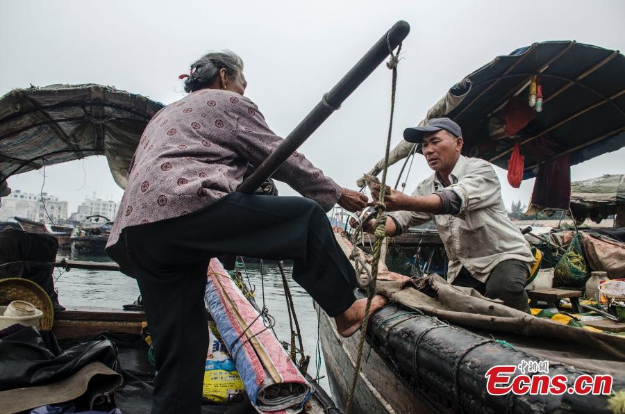 Barquera de 80 años sigue remando en Guangxi Zhuang