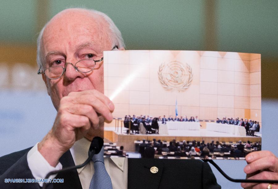 GINEBRA, marzo 3, 2017 (Xinhua) -- El enviado especial de la Organización de las Naciones Unidas (ONU) para Siria, Staffan de Mistura, muestra una imagen de la ceremonia de bienvenida al gobierno sirio y delegaciones de la oposición durante una conferencia de prensa en Ginebra, Suiza, el 3 de marzo de 2017. El enviado especial de la ONU para Siria, Staffan de Mistura, dijo el viernes que se realizaron avances en la más reciente ronda de conversaciones de paz y añadió que las delegaciones de las partes en conflicto volverán a reunirse este mes en la ciudad suiza. (Xinhua/Xu Jinquan)