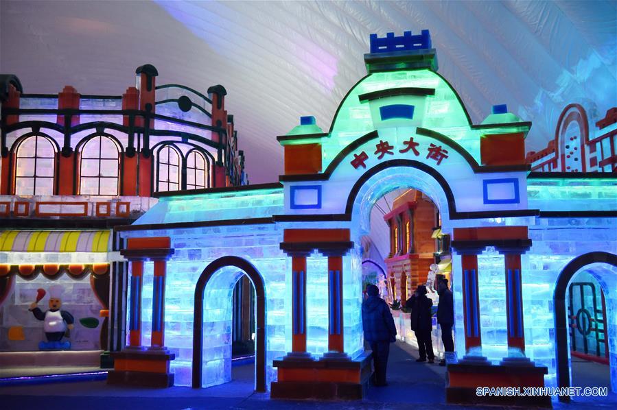 HARBIN, marzo 5, 2017 (Xinhua) -- Personas visitan el Parque Temático Mundo de Nieve en Harbin, capital de la provincia de Heilongjiang, en el noreste de China, el 5 de marzo de 2017. El paruqe, que abrió el domingo, fue construido dentro de una membrana inflable, ocupando 6,000 metros cuadrados y puede mantener su temperatura interior de menos 7 grados centígrados todo el año. (Xinhua/Wang Jianwei)