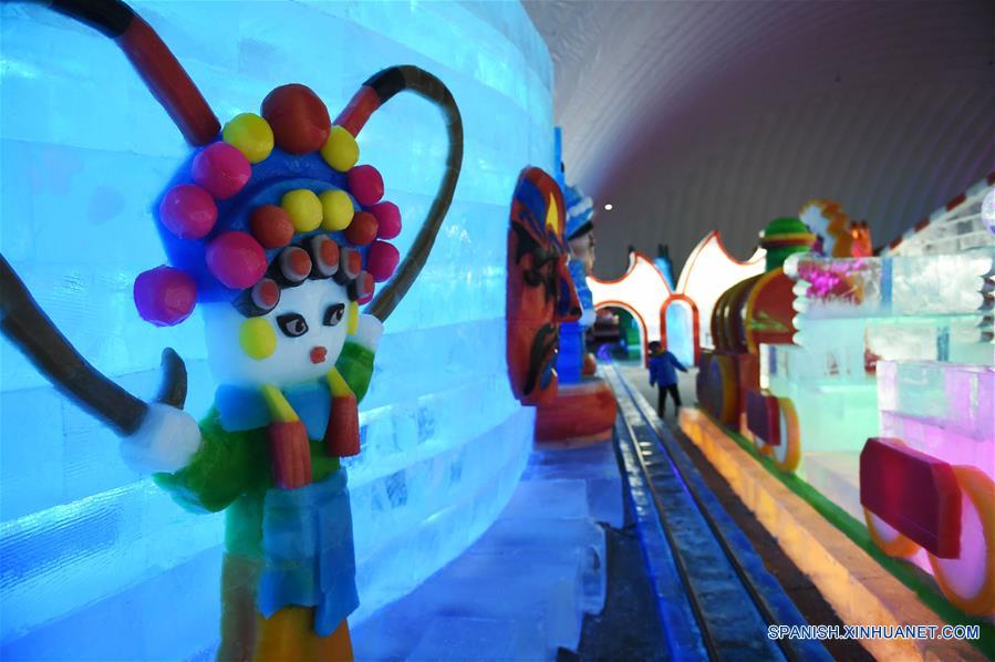 HARBIN, marzo 5, 2017 (Xinhua) -- Un niño juega en el Parque Temático Mundo de Nieve en Harbin, capital de la provincia de Heilongjiang, en el noreste de China, el 5 de marzo de 2017. El paruqe, que abrió el domingo, fue construido dentro de una membrana inflable, ocupando 6,000 metros cuadrados y puede mantener su temperatura interior de menos 7 grados centígrados todo el año. (Xinhua/Wang Jianwei)