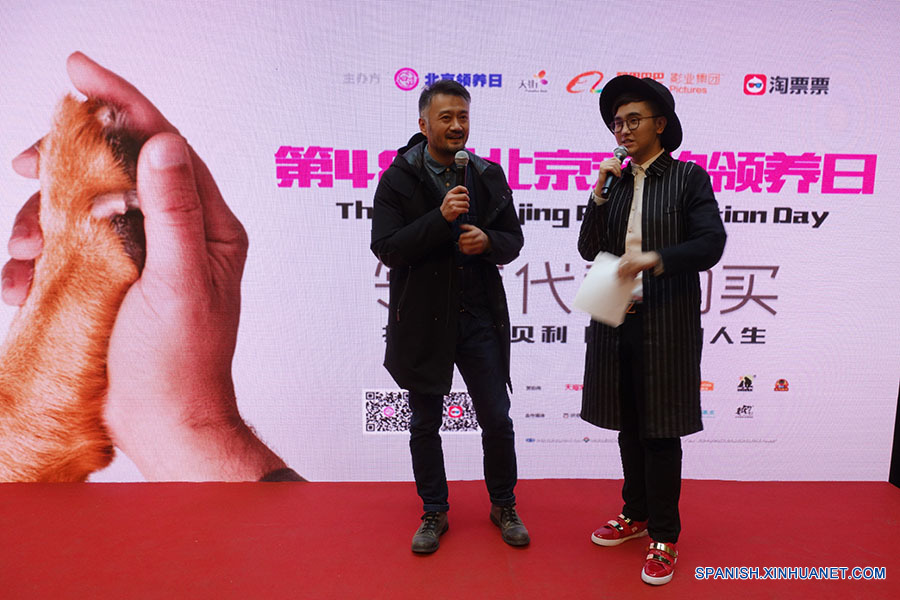 El actor Cao Weiyu fue presente en el evento, instando a la gente quien pensaban en adoptar a un animal a jamás abandonar su responsabilidad como cuidador. (foto: El Día de la Adopción de Beijing)