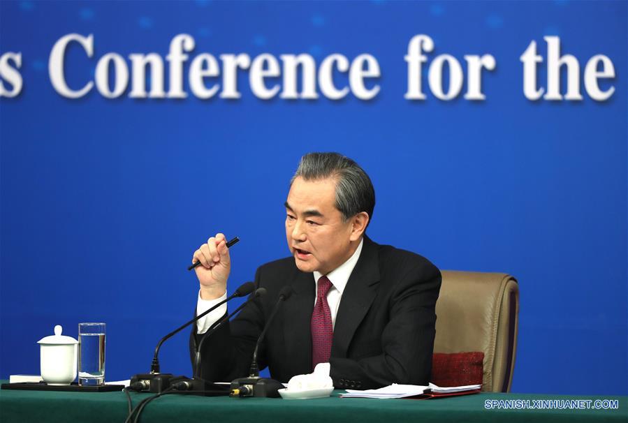 BEIJING, marzo 8, 2017 (Xinhua) -- El ministro de Relaciones Exteriores chino, Wang Yi, responde preguntas sobre la política exterior y las relaciones exteriores de China, durante una conferencia de prensa para la quinta sesión de la XII Asamblea Popular Nacional (APN) en Beijing, capital de China, el 8 de marzo de 2017. (Xinhua/Chen Jianli)
