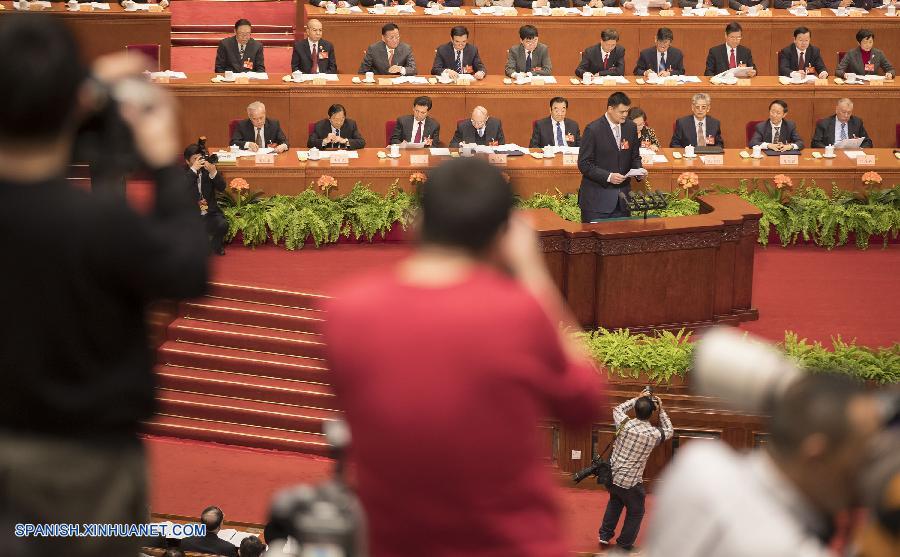 BEIJING, marzo 10, 2017 (Xinhua) -- Yao Ming, miembro del XII Comité Nacional de la Conferencia Consultiva Política del Pueblo Chino (CCPPCh), pronuncia un discurso en la tercera reunión plenaria de la quinta sesión del XII Comité Nacional de la CCPPCh, en el Gran Palacio del Pueblo, en Beijing, capital de China, el 10 de marzo de 2017. (Xinhua/Fei Maohua)