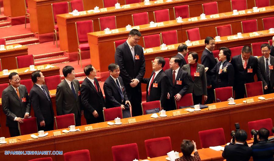 BEIJING, marzo 10, 2017 (Xinhua) -- Yao Ming, miembro del XII Comité Nacional de la Conferencia Consultiva Política del Pueblo Chino (CCPPCh), conversa con otros miembros del Comité Nacional de la CCPPCh luego de la tercera reunión plenaria de la quinta sesión del XII Comité Nacional de la CCPPCh, en el Gran Palacio del Pueblo, en Beijing, capital de China, el 10 de marzo de 2017. (Xinhua/Zhang Yuwei)
