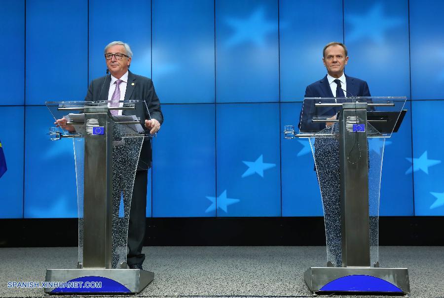 BRUSELAS, marzo 10, 2017 (Xinhua) -- El presidente del Consejo Europeo Donald Tusk (d), y el presidente de la Comisión Europea, Jean-Claude Juncker (i), participan durante una conferencia de prensa luego de la Cumbre de Primavera del Consejo Europeo, en Bruselas, Bélgica, el 10 de marzo de 2017. El Consejo Europeo reconoció el viernes que sus Estados miembros no han sido capaces de llegar a un consenso sobre las conclusiones de su cumbre por "razones ajenas a su contenido". (Xinhua/Gong Bing)