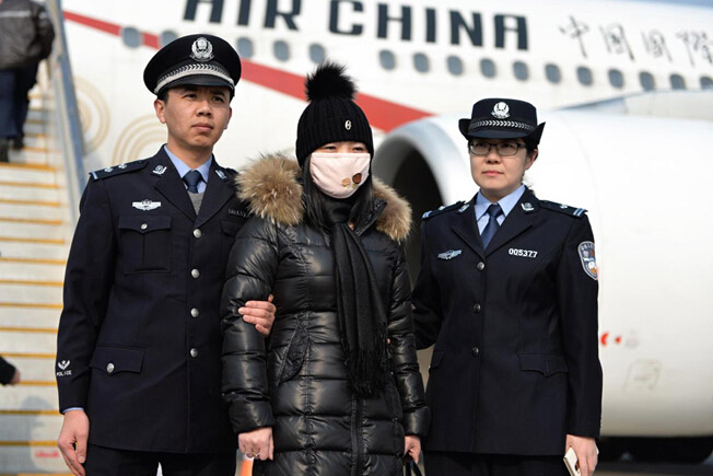 En febrero de 2015, gracias a la cooperación entre la policía china y el ministerio de Asuntos Exteriores, y bajo marco de una colaboración con la policía italiana y las fuerzas del orden, el grupo de trabajo extranjero del Ministerio de Seguridad Pública consiguió la extradición de la señora Zhang, sospechosa de delitos económicos, que huyó hace 10 años a Italia.