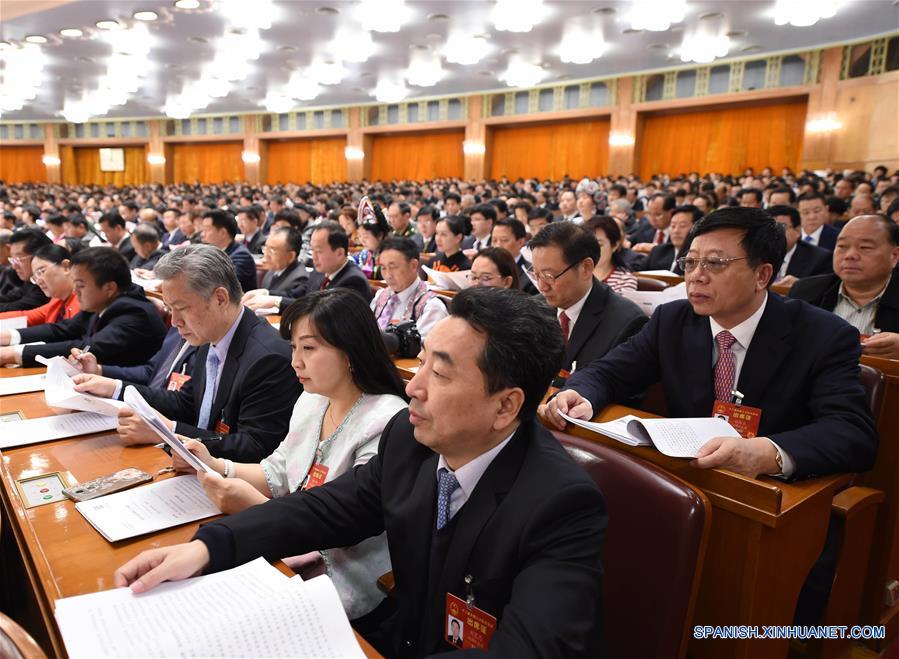 Los diputados a la XII Asamblea Popular Nacional de China (APN) asisten a la tercera sesión plenaria de la quinta sesión de la XII APN en el Gran Salón del Pueblo en Beijing, capital de China, el 12 de marzo de 2017. (Xinhua/Yang Zongyou)