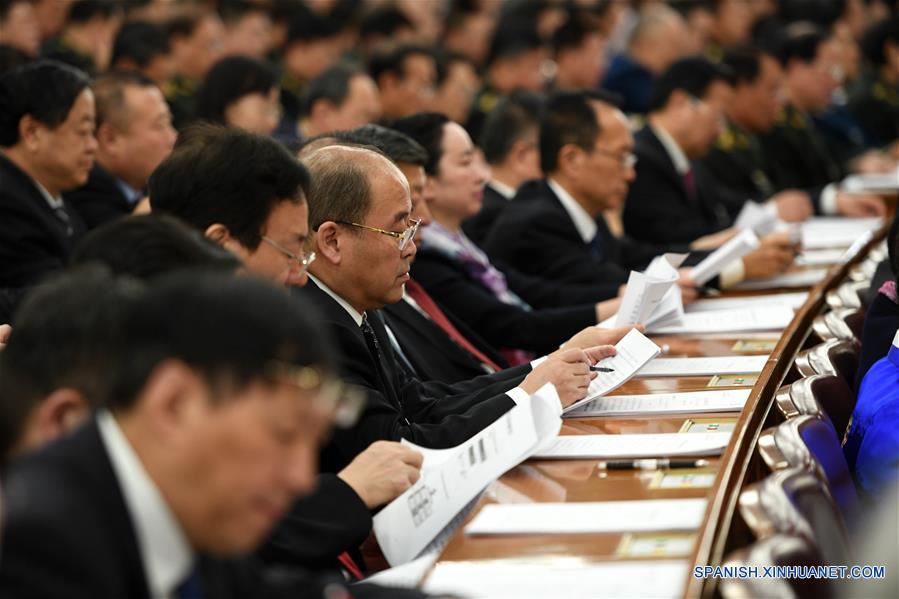 Los diputados a la XII Asamblea Popular Nacional de China (APN) asisten a la tercera sesión plenaria de la quinta sesión de la XII APN en el Gran Salón del Pueblo en Beijing, capital de China, el 12 de marzo de 2017. (Xinhua/Yang Zongyou)
