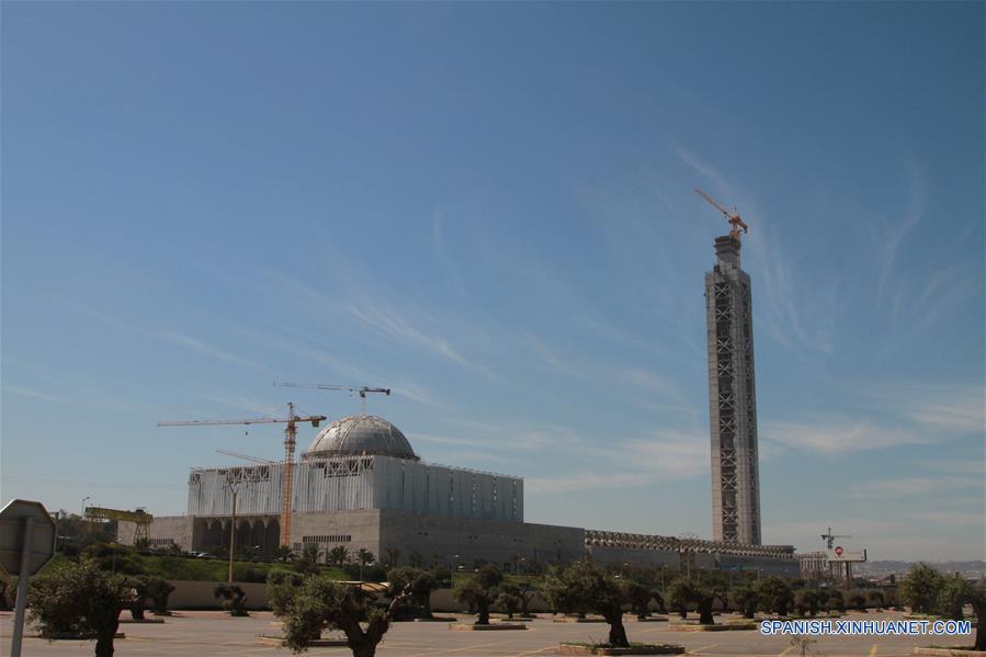 Vista del minarete y la sala de oración de la Gran Mezquita de Argelia, en la ciudad de Argel, capital de Argelia, el 11 de marzo de 2017. La tercera mayor mezquita del mundo en construcción en Argelia ha logrado un notable progreso, mientras la empresa china CSCEC y las autoridades de Argelia celebran el final de las obras de concreto en el minarete de 265 metros de alto. (Xinhua/Str)