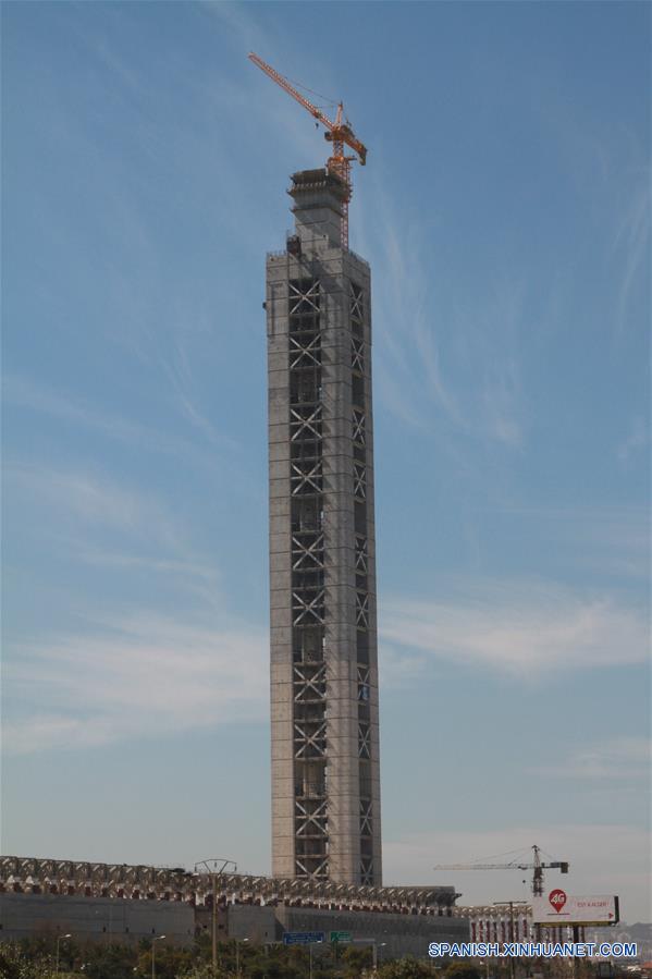 Vista del minarete de la Gran Mezquita de Argelia, en la ciudad de Argel, capital de Argelia, el 11 de marzo de 2017. La tercera mayor mezquita del mundo en construcción en Argelia ha logrado un notable progreso, mientras la empresa china CSCEC y las autoridades de Argelia celebran el final de las obras de concreto en el minarete de 265 metros de alto. (Xinhua/Str)
