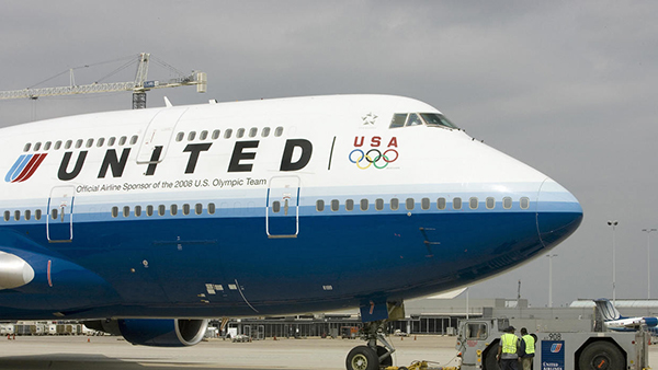 United Airlines prohíbe embarcar a tres pasajeras en “paños menores”