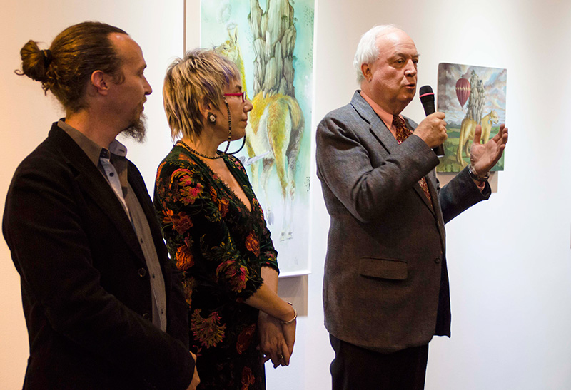 Jorge Heine, embajador de Chile en China, inauguró en el Instituto Cervantes de Pekín la exposición "Aislados”, del artista Oscar Squella