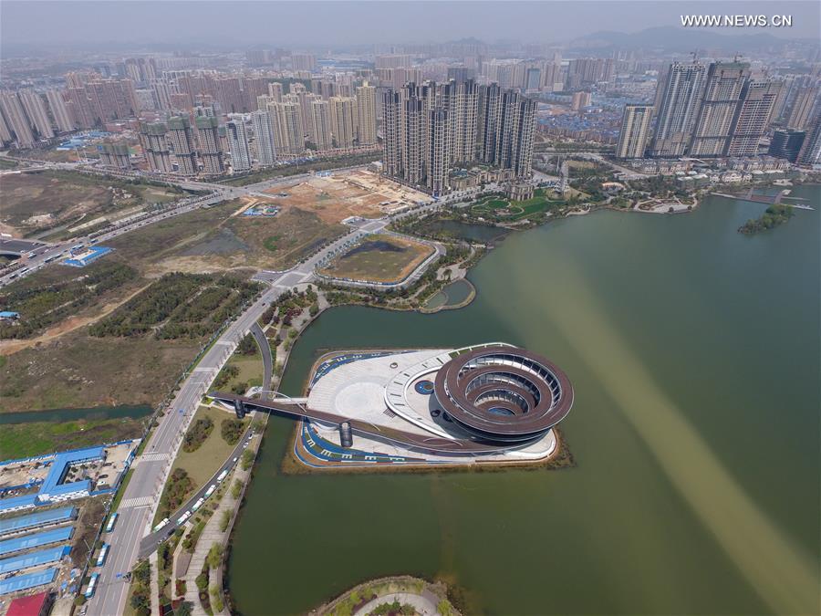 Panorámica general de la plataforma en forma de espiral, destina para la recreación y el turismo en el Lago Meixi de Changsha, capital de la provincia de Hunan. Fabricada con 7.000 toneladas de acero, la nueva plataforma tiene 35 metros de altura y un diámetro de 86 metros. Su construcción ya está casi terminada y muy pronto abrirá al público. 27 de marzo del 2017. (Foto: Long Hongtao)