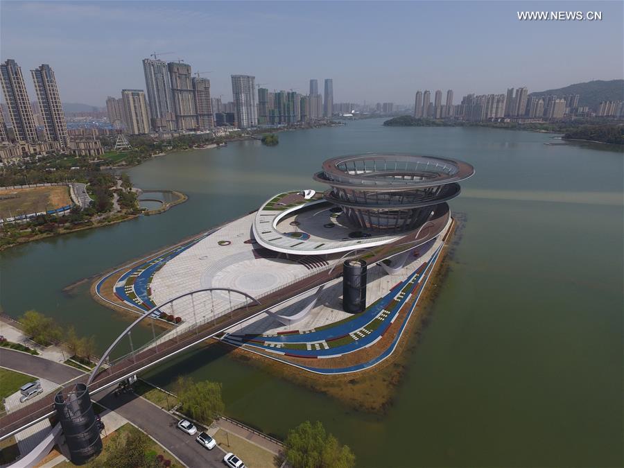 Panorámica general de la plataforma en forma de espiral, destina para la recreación y el turismo en el Lago Meixi de Changsha, capital de la provincia de Hunan. Fabricada con 7.000 toneladas de acero, la nueva plataforma tiene 35 metros de altura y un diámetro de 86 metros. Su construcción ya está casi terminada y muy pronto abrirá al público. 27 de marzo del 2017. (Foto: Long Hongtao)