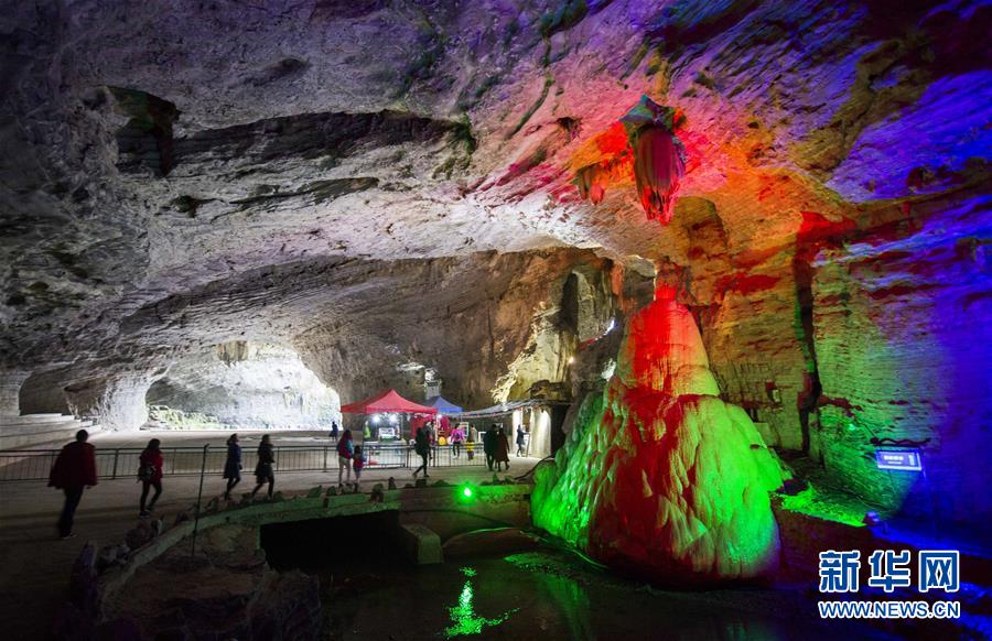Hermosa cueva de piedra caliza en Jiangxi