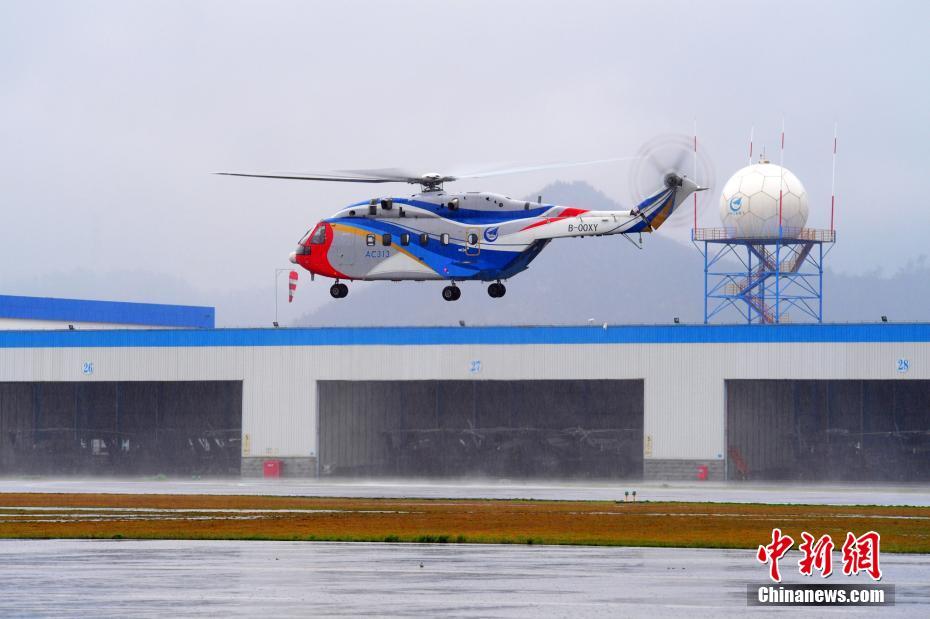Helicóptero AC313 realiza prueba con éxito