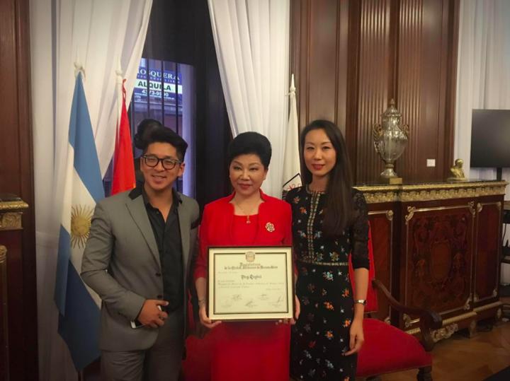 Tang Qinghui, portavoz china de Maradona, recibe la distinción de "Ciudadana de Honor" de Buenos Aires