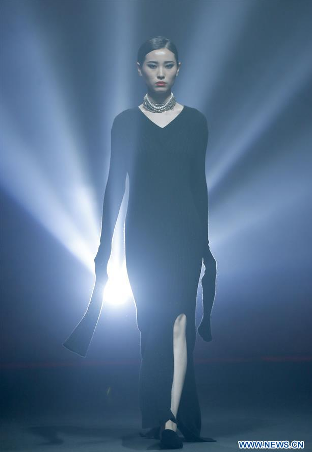 La diseñadora Carey Xu presenta sus creaciones en la Semana de la Moda China