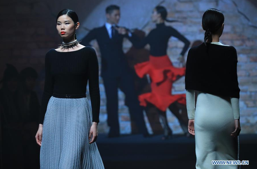 La diseñadora Carey Xu presenta sus creaciones en la Semana de la Moda China