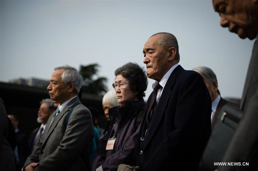 Miembros de una delegación japonesa muestran su respeto por las víctimas de la Masacre de Nanjing