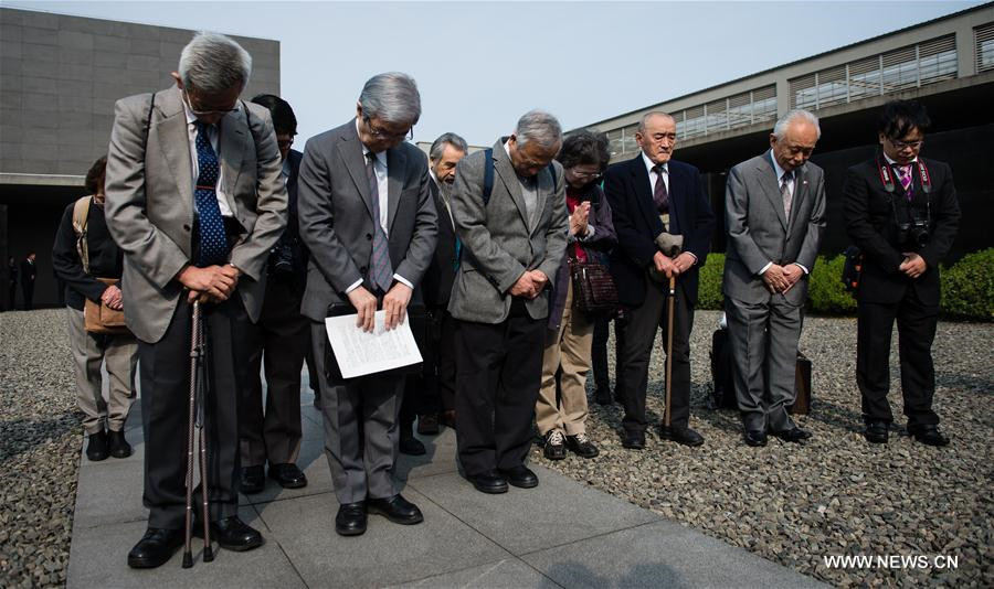 Miembros de una delegación japonesa muestran su respeto por las víctimas de la Masacre de Nanjing