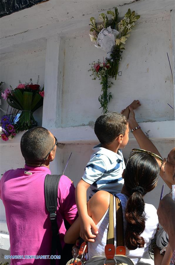Miembros de la comunidad china en Cuba participan durante las celebraciones del Festival de Qingming en el Cementerio Chino de La Habana, Cuba, el 2 de abril de 2017. El Festival de Qingming, también conocido como Día de Limpieza de Tumbas, celebrado en China, es el equivalente al Día de los Muertos en otros países. (Xinhua/Joaquín Hernández)