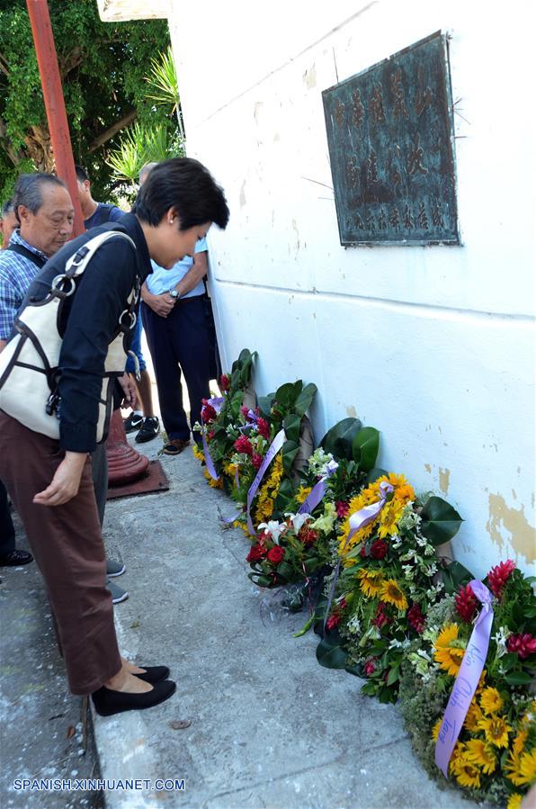 Miembros de la comunidad china en Cuba participan durante las celebraciones del Festival de Qingming en el Cementerio Chino de La Habana, Cuba, el 2 de abril de 2017. El Festival de Qingming, también conocido como Día de Limpieza de Tumbas, celebrado en China, es el equivalente al Día de los Muertos en otros países. (Xinhua/Joaquín Hernández)