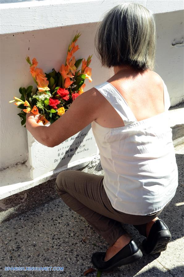  Una mujer arregla flores durante las celebraciones del Festival de Qingming en el Cementerio Chino de La Habana, Cuba, el 2 de abril de 2017. El Festival de Qingming, también conocido como Día de Limpieza de Tumbas, celebrado en China, es el equivalente al Día de los Muertos en otros países. (Xinhua/Joaquín Hernández)