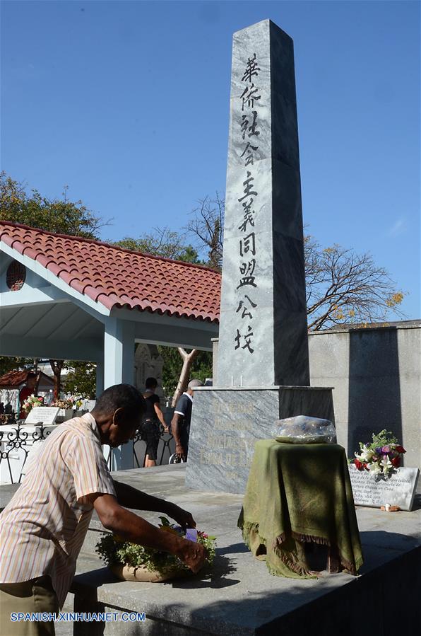 Un hombre participa durante las celebraciones del Festival de Qingming en el Cementerio Chino de La Habana, Cuba, el 2 de abril de 2017. El Festival de Qingming, también conocido como Día de Limpieza de Tumbas, celebrado en China, es el equivalente al Día de los Muertos en otros países. (Xinhua/Joaquín Hernández)