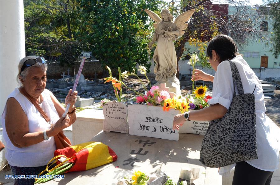 Miembros de la comunidad china en Cuba acomodan flores durante las celebraciones del Festival de Qingming en el Cementerio Chino de La Habana, Cuba, el 2 de abril de 2017. El Festival de Qingming, también conocido como Día de Limpieza de Tumbas, celebrado en China, es el equivalente al Día de los Muertos en otros países. (Xinhua/Joaquín Hernández)
