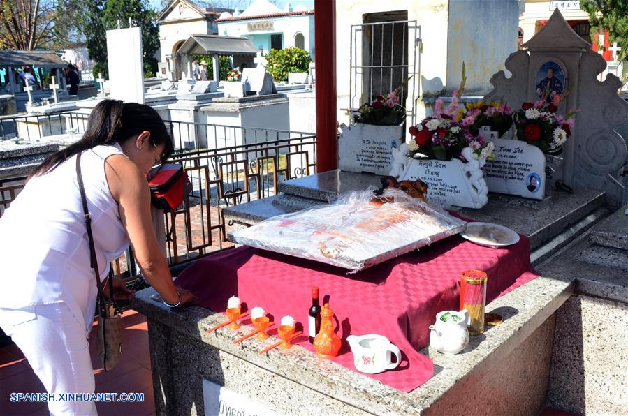Una mujer arregla una ofrenda durante las celebraciones del Festival de Qingming en el Cementerio Chino de La Habana, Cuba, el 2 de abril de 2017. El Festival de Qingming, también conocido como Día de Limpieza de Tumbas, celebrado en China, es el equivalente al Día de los Muertos en otros países. (Xinhua/Joaquín Hernández)