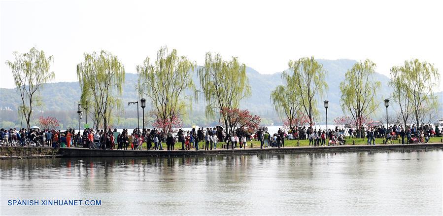 Turistas visitan Lago Oeste en vacaciones del Festival de Qingming 2
