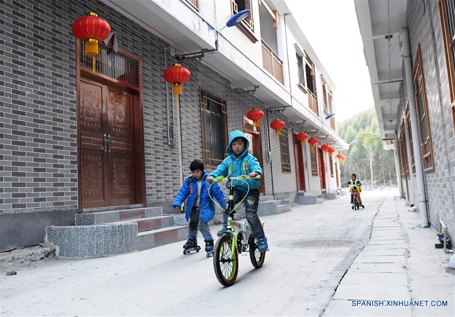 Campesinos pobres viven en casas nuevas en Guangxi