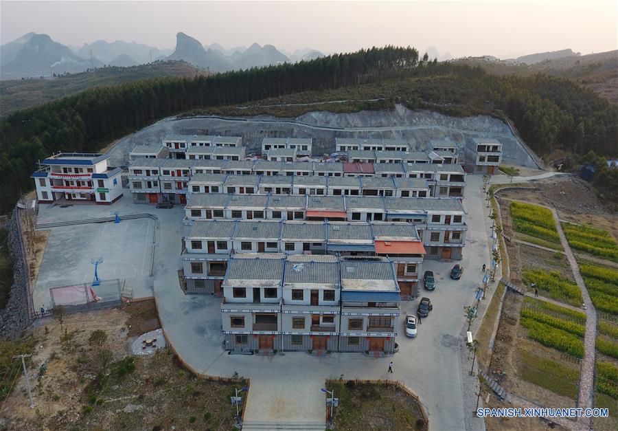 Campesinos pobres viven en casas nuevas en Guangxi