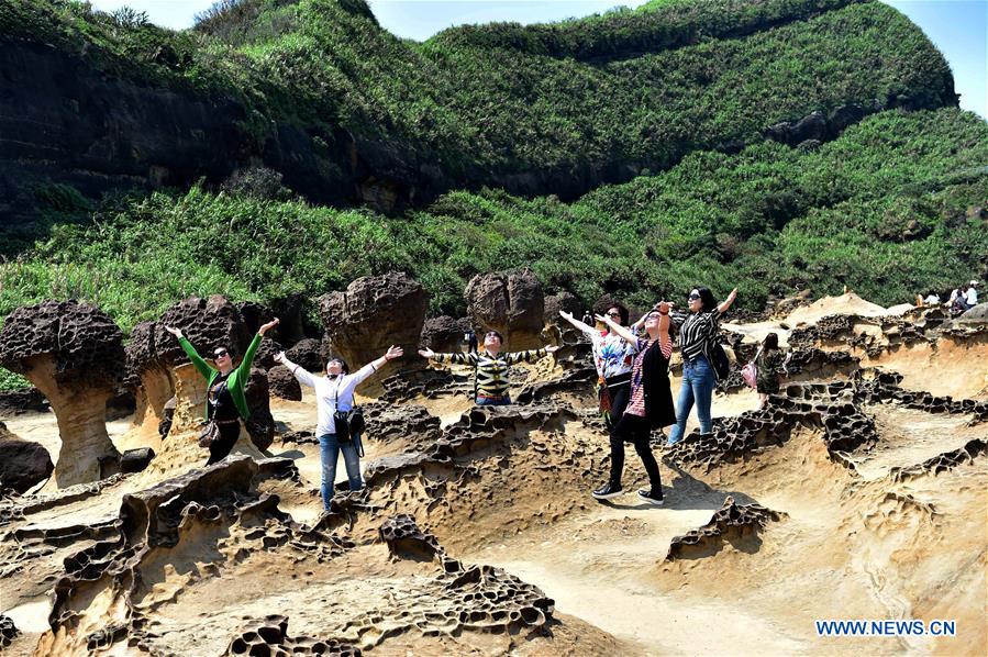 Turistas disfrutan la fantasía paisajística en el Geoparque Yehliu de Taiwán