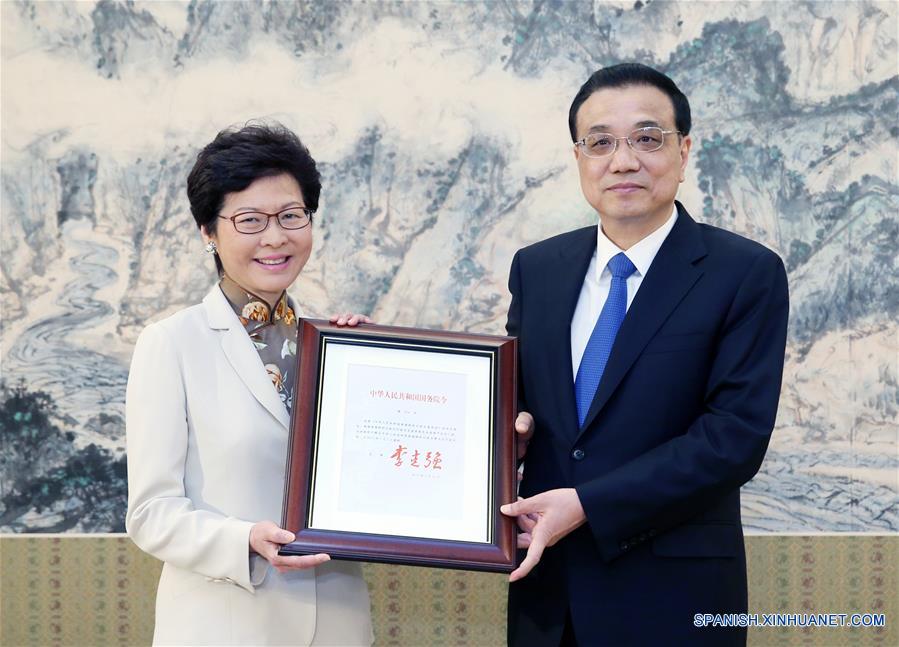 Primer ministro chino entrega certificado de nombramiento a Lam Cheng Yuet-ngor como jefa ejecutiva de Hong Kong