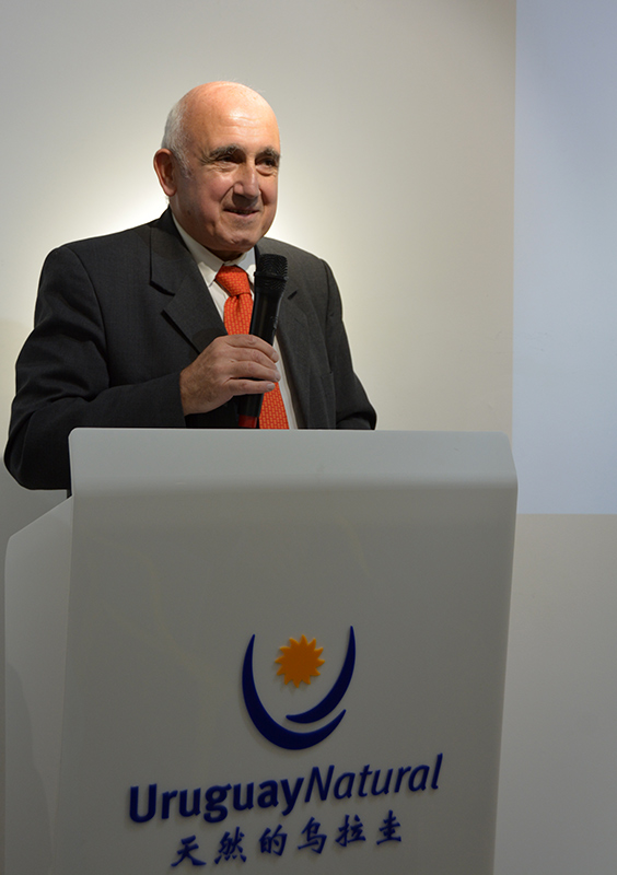 El Dr. Roberto Markarián, rector de la Universidad de la República del Uruguay, durante la conferencia de prensa ofrecida en Beijing a propósito de la apertura del primer Instituto Confucio de Uruguay. (Foto: YAC)