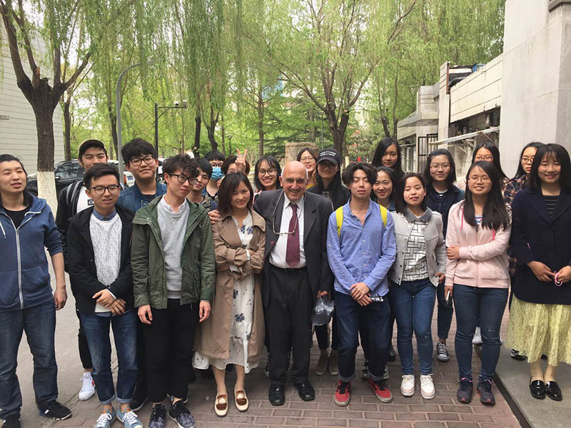 El Dr. Roberto Markarián, rector de la Universidad de la República del Uruguay, junto a estudiantes chinos de la Universidad Jiatong. (Foto: proporcionada)