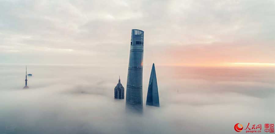 Vistas aéreas de Shanghai flotando en mitad de un cielo futurista