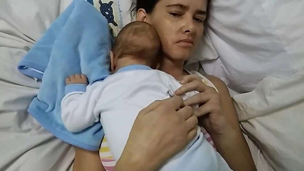 Una mujer da a luz en coma y despierta tres meses después