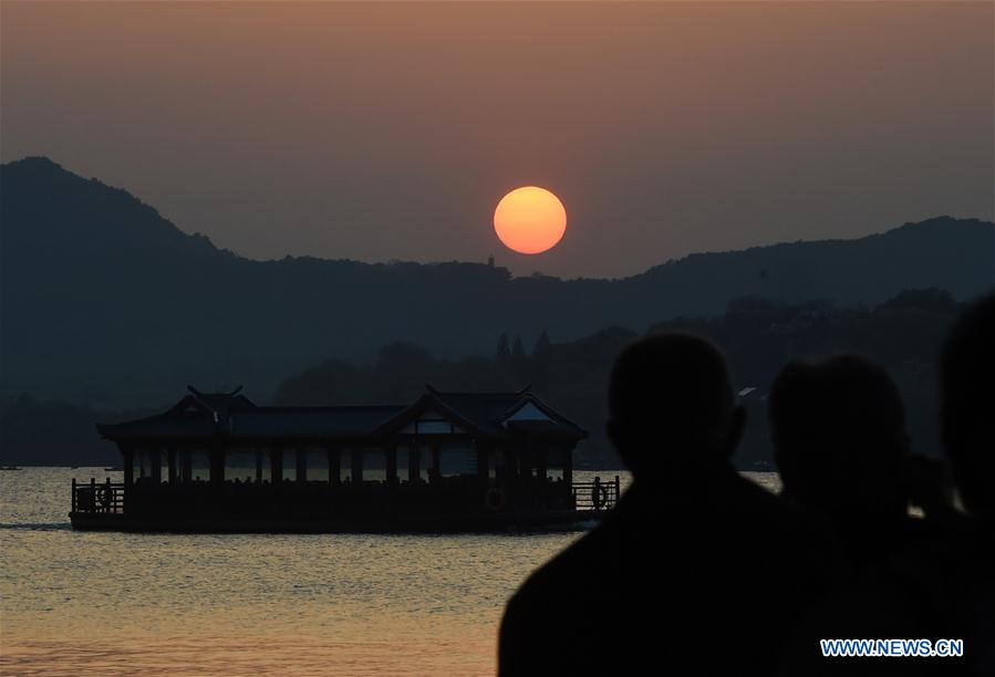 Puesta de sol en el Lago del Oeste de Hangzhou  3
