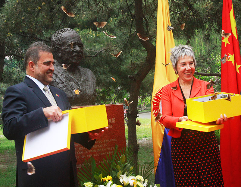 El Sr. Oscar Rueda, embajador de Colombia, y la Sra. Inma González, liberan mariposas en homenaje al fallecido escritor colombiano Gabriel García Márquez, en su tercer aniversario luctuoso. (Foto: YAC)