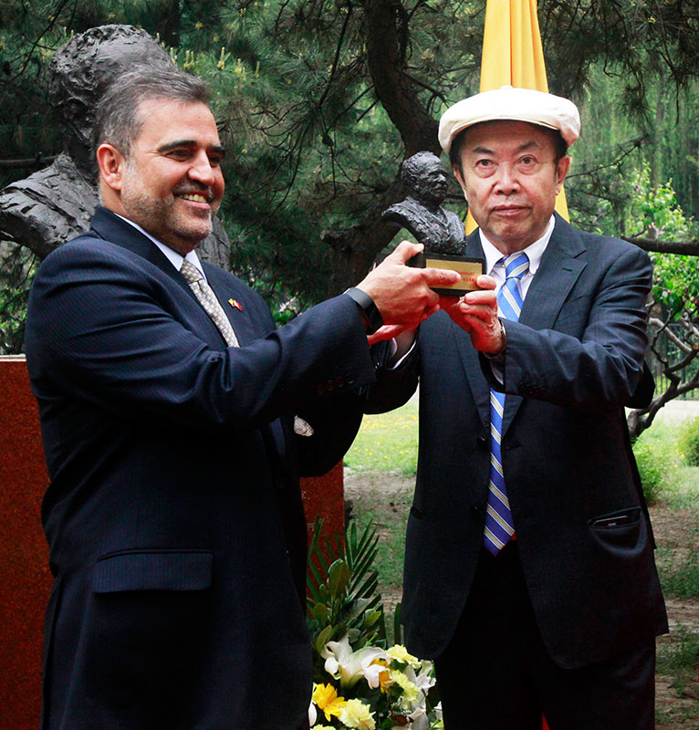 El escultor Yuan Xikun, presidente del Museo Jintai, entrega al Sr. Oscar Rueda, embajador de Colombia, una réplica del busto de Gabriel García Márquez. (Foto: YAC)