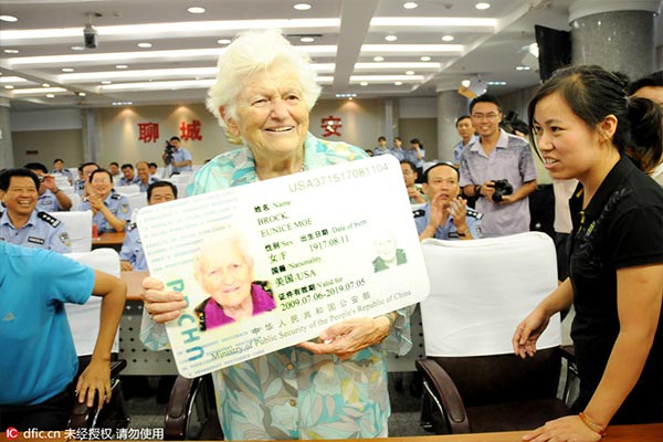 China inicia reforma de tarjetas de residencia permanente de extranjeros