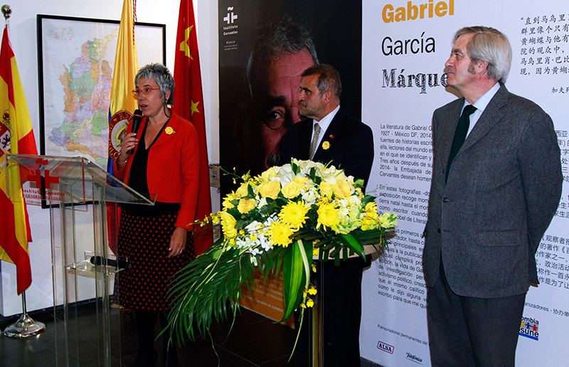 La Sra. Inma González, directora del Instituto Cervantes de Beijing, agradece la presencia de los seguidores chinos del escritor colombiano Gabriel García Márquez en la inauguración de la exposición-homenaje. (Foto: YAC) 