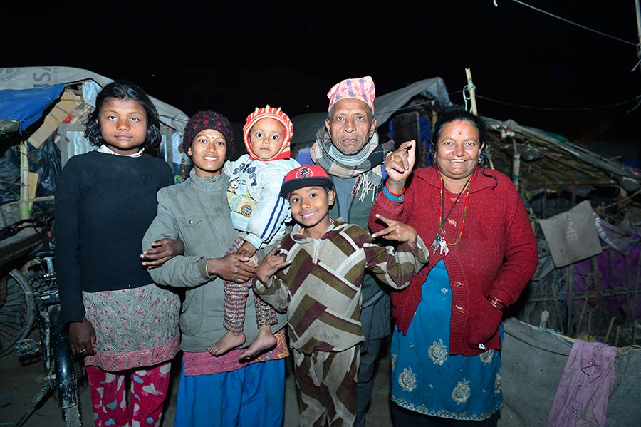 Estudiante chino fotografía a las familias de Nepal afectadas por el terremoto